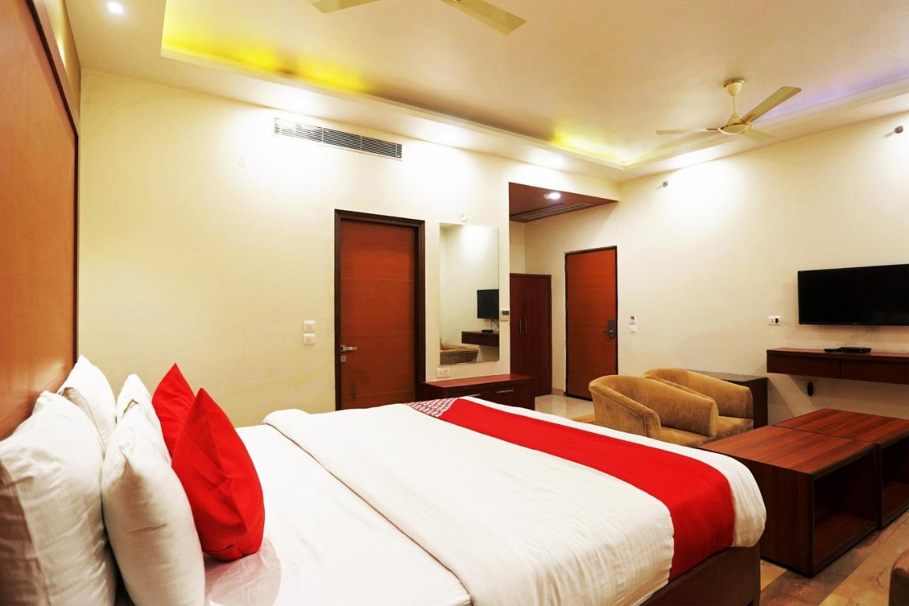 Capital O Green Palms Near Jhilmil Metro Station Hotell New Delhi Exteriör bild