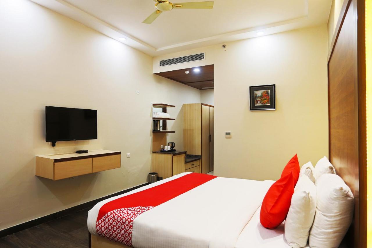 Capital O Green Palms Near Jhilmil Metro Station Hotell New Delhi Exteriör bild