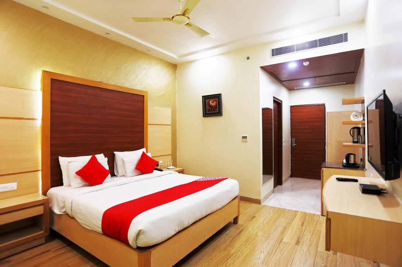 Capital O Green Palms Near Jhilmil Metro Station Hotell New Delhi Exteriör bild