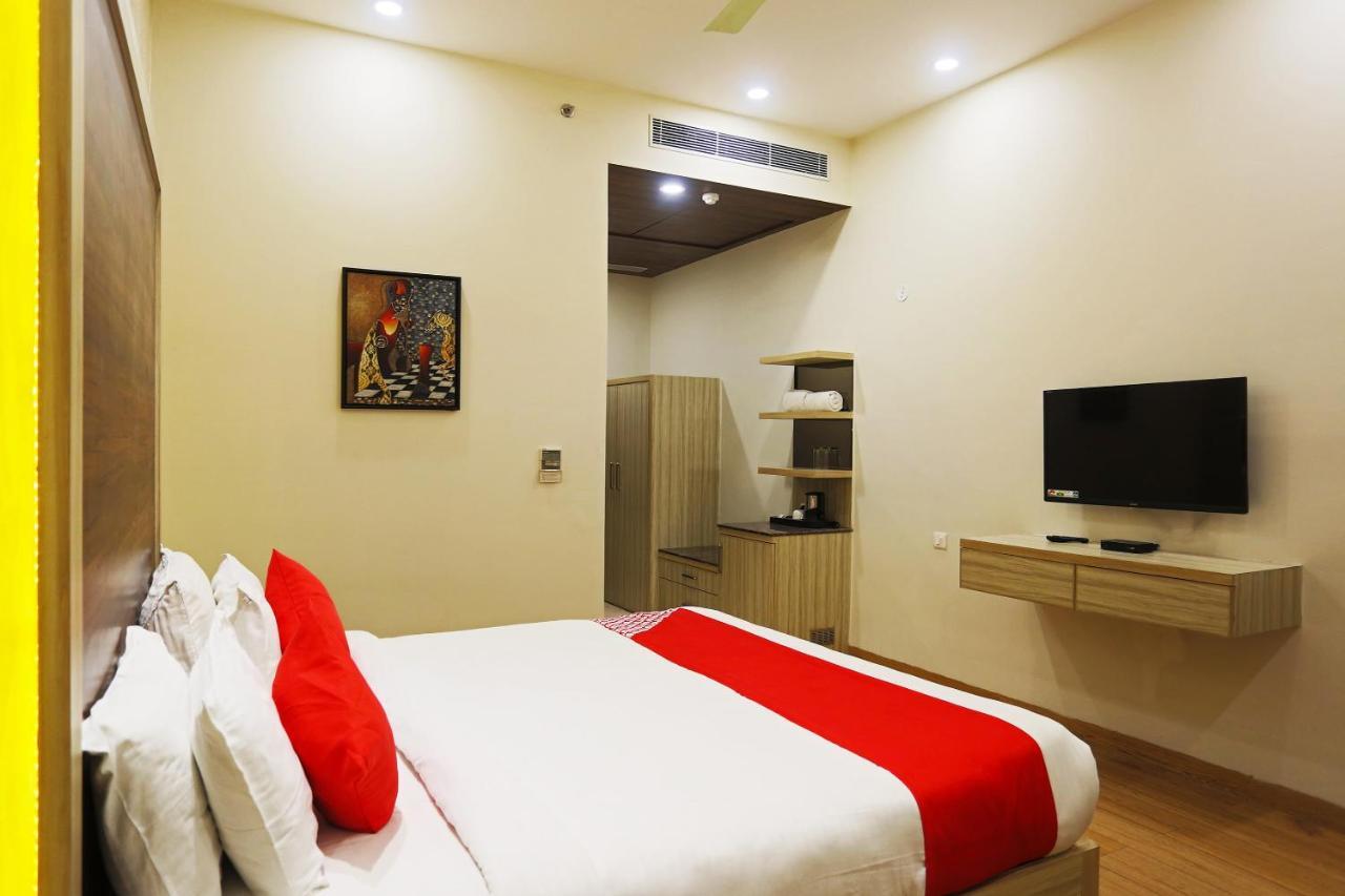 Capital O Green Palms Near Jhilmil Metro Station Hotell New Delhi Exteriör bild