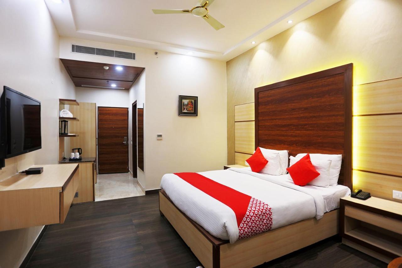 Capital O Green Palms Near Jhilmil Metro Station Hotell New Delhi Exteriör bild