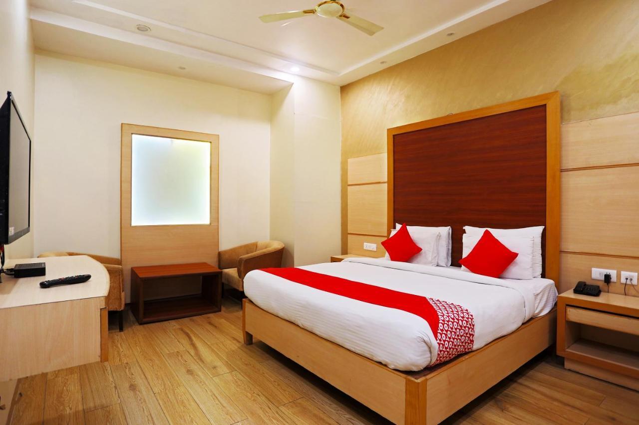 Capital O Green Palms Near Jhilmil Metro Station Hotell New Delhi Exteriör bild