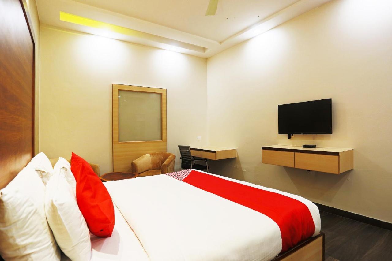 Capital O Green Palms Near Jhilmil Metro Station Hotell New Delhi Exteriör bild