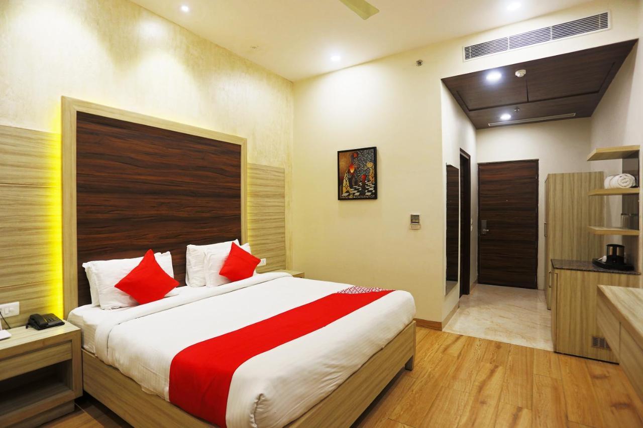 Capital O Green Palms Near Jhilmil Metro Station Hotell New Delhi Exteriör bild